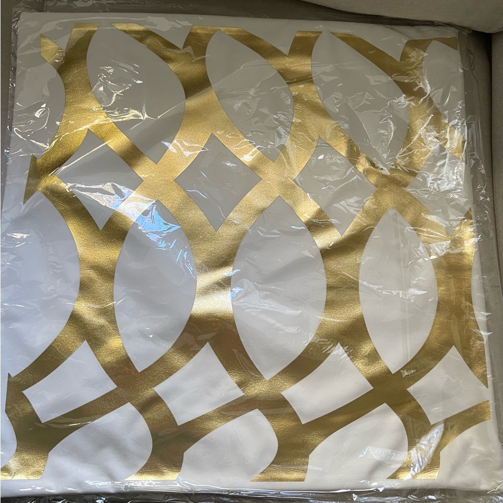 TwoLuxury white and gold foil pillow Size 22x22 in - Picture 12 of 13